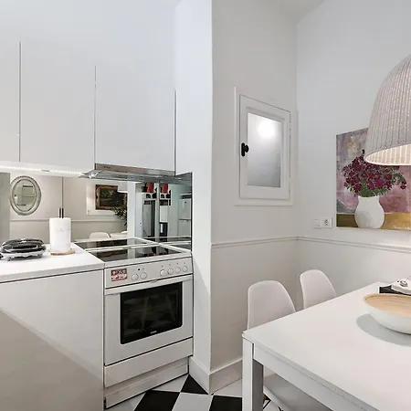 Chessboard Styled 2bd Next To Acropolis&metro *