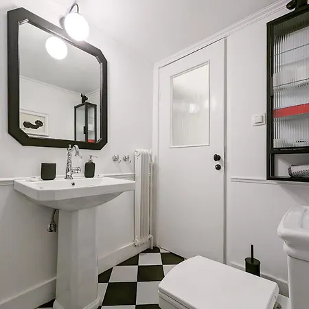 Chessboard Styled 2bd Next To Acropolis&metro *